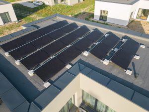 Saulės elektrinė ant plokščio stogo