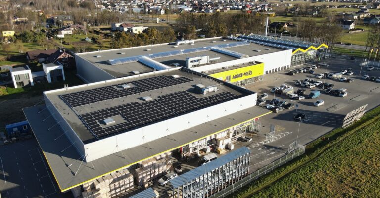 Saulės elektrinė ant Moki Veži Graliavoje stogo.