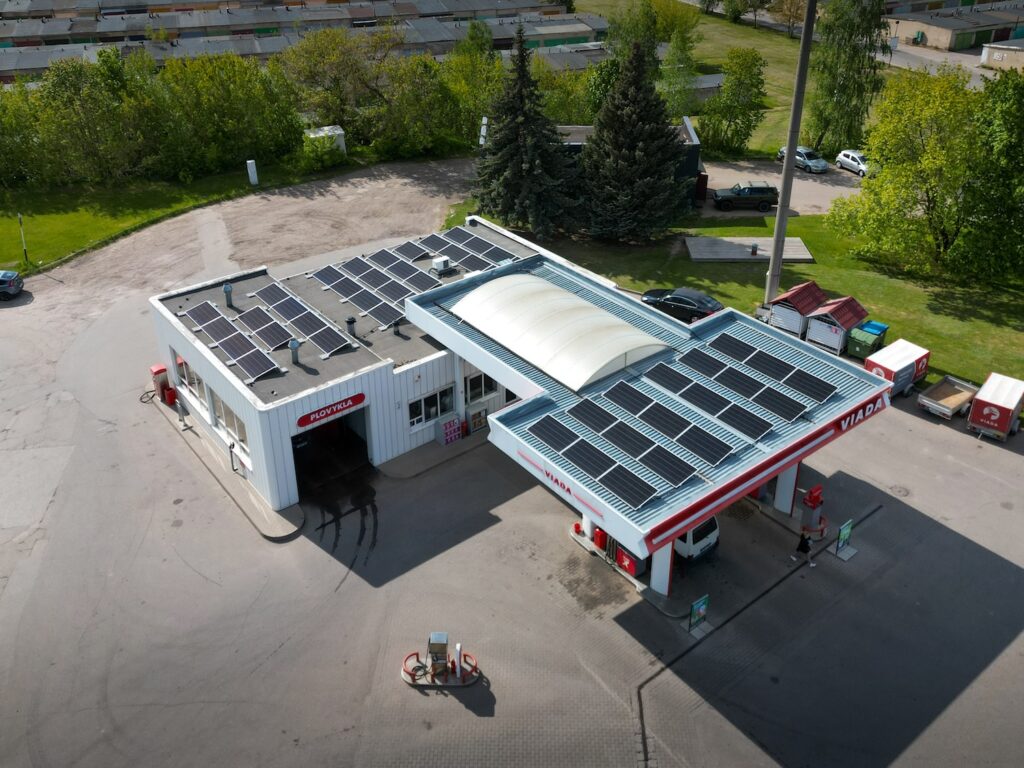 Saulės elektrinė ant Viada degalinės Elektrėnuose