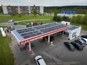 Saulės elektrinė ant Viada degalinė Pabradėje