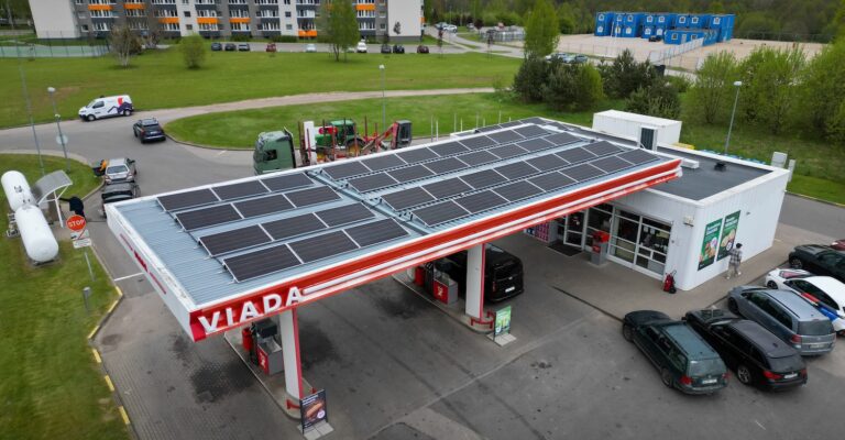 Saulės elektrinė ant Viada degalinė Pabradėje