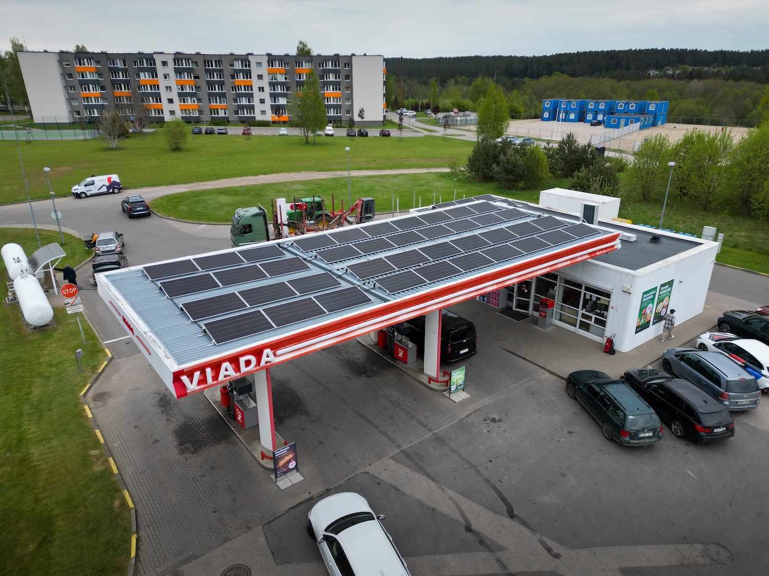 Saulės elektrinė ant Viada degalinė Pabradėje